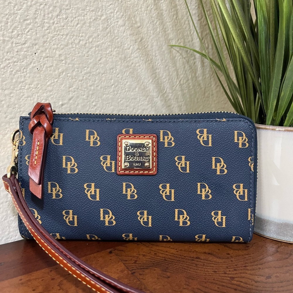 Dooney & Bourke wallet ⭐️